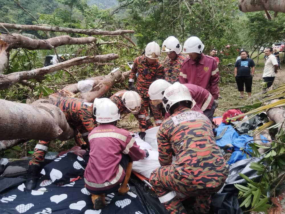 Seorang wanita maut manakala suami dan anak lelakinya berusia tujuh tahun cedera selepas khemah mereka dihempap pokok di Pulau Santap, Camp Site Janda Baik pagi tadi.