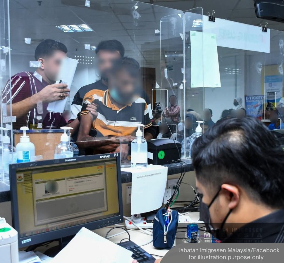 The Immigration Department has dismissed 20 officers for corruption involving counter-setting, following court convictions and internal investigations. 

These dismissals did not include management-level officers, as those found guilty in similar cases have been referred to JPA.