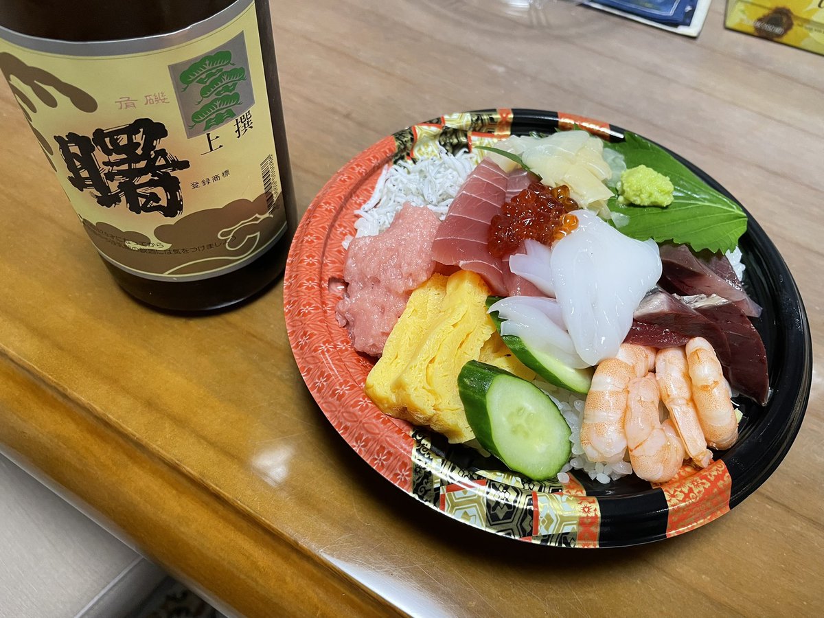 久しぶりに鮮汰さんのテイクアウトで海鮮丼大盛を頂きました。
日本酒は頂き物の曙　上撰。
好みの甘旨ではないんだけど何故か杯が止まらない危ない酒でした笑
常備酒として置いておいておきたい！
贅沢なひと時を過ごせました。