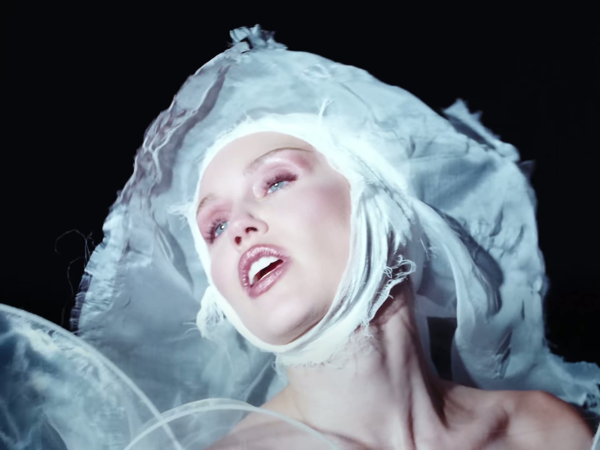 G1LoAA8XkAAfe0H?format=jpg&name=large Miley Cyrus Teams Up with Fleetwood Mac Members for ‘Secrets’ Release