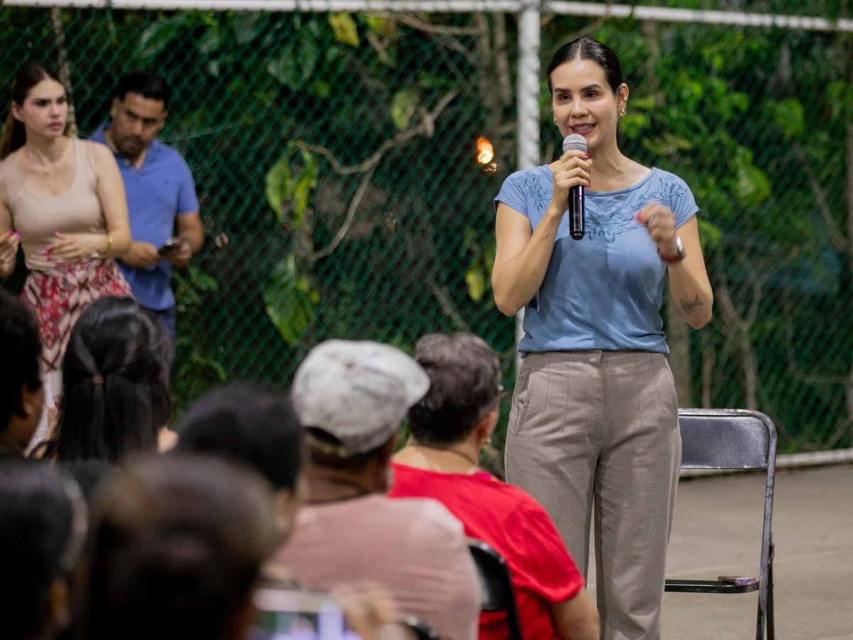 indira_vizcaino's tweet photo. Escuchar a nuestra gente nos inspira a seguir gobernando con el corazón y a poner siempre al pueblo en el centro de cada decisión. 🫶🏻

En la colonia Barrio Nuevo, junto a sus vecinas y vecinos, reafirmamos que con unidad y esperanza, la transformación avanza. https://t.co/pNwyMvEijj
