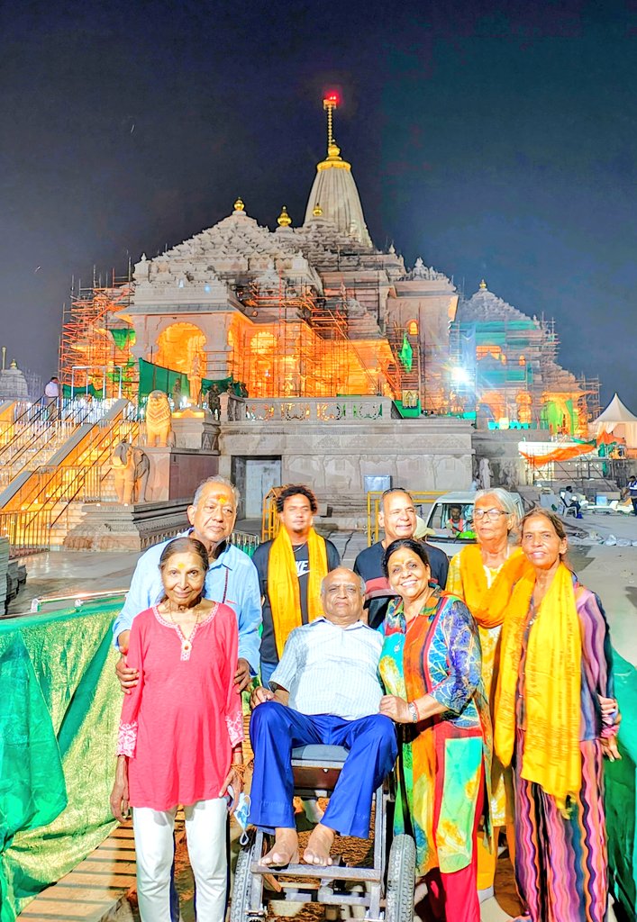 chawlacsk's tweet photo. Photography strictly prohibited in premises of #AyodhyaRamMandir and they took all ur belongings on gate but as I belongs to Legend community and I itself is #Legend π Pictures get clicked automatically #MemoryIntegrity https://t.co/XlEDRM7GQ7