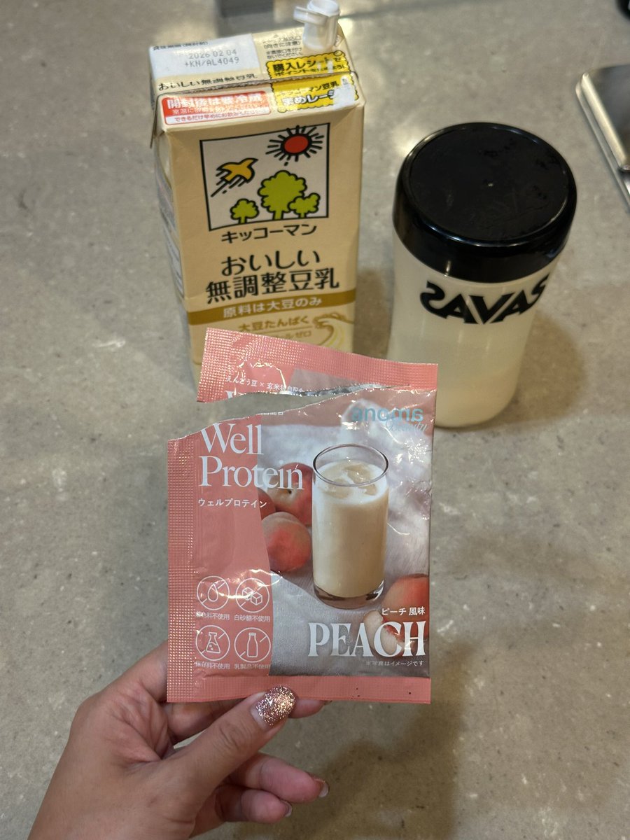 btchirari's tweet image. プロテインを飲むタイミングは運動後30分〜1時間以内に！筋力アップ💪🏼
今日はピーチフレーバー🍑✨ 桃の甘酸っぱさがふわっと広がって〜、こんな可愛い味のプロテインは毎日飲みたいかも！🥰

#Workout #BePatient 💛