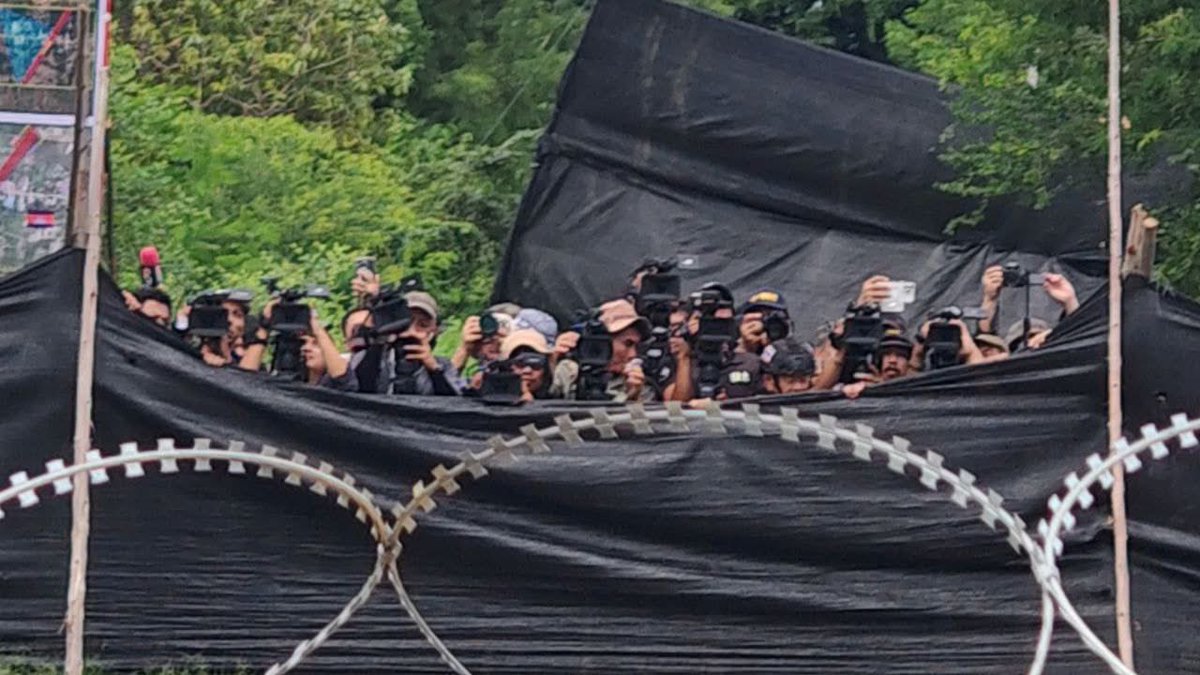 phnompenhpost's tweet photo. About 50 soldiers and media representatives from Thailand observe the razor wire barricades erected by the Thai military in Banteay Meanchey province’s Prey Chan village, today. 
The situation remains tense, after the September 17 clashes between Thai forces and Cambodians who were protesting restricted access to their homes and fields. Hong Raksmey