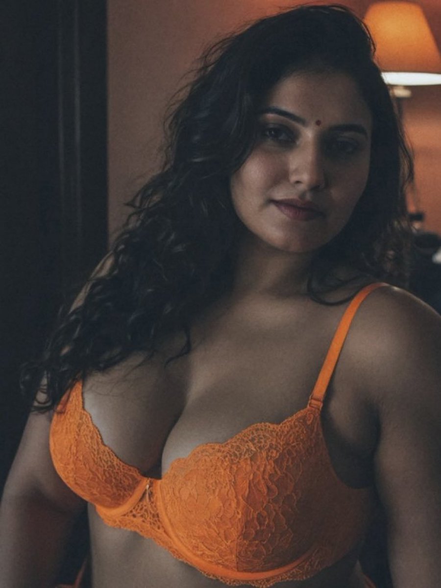 Meri new bra kaise hai aaj raat ki Jumma party ke liye ??? 

Btao yeh pehan ke aaa jaun ?