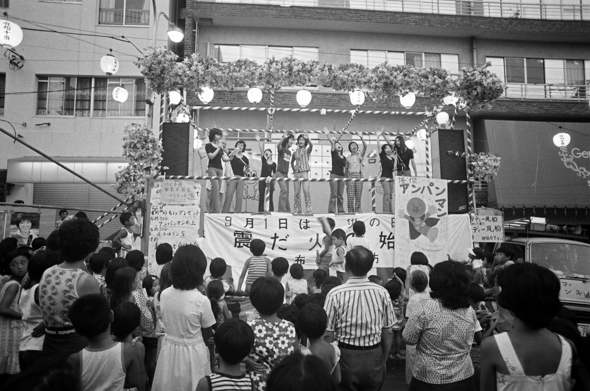 itsfollies's tweet image. ミュージカル「怪傑アンパンマン」
アトリエフォンテーヌから近い麻布十番の納涼まつりで告知もしていました
ステージのほかテントではいろいろと販売していたようです

劇場の立て看板を見ると「我国さいしょの熱血ミュージカル」と書いてあります

#いずみたく #イッツフォーリーズ