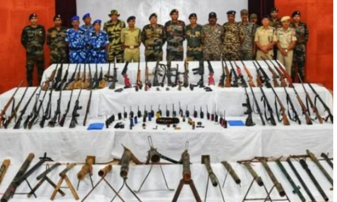 suranderk89's tweet image. The Indian Army, CRPF &amp;amp; police seized 87 advanced weapons and explosives in the hill districts of Manipur during a significant anti-insurgency operation.
#Manipur #PeaceforManipur ETFs #JollyLLB3 Justice #AkshayKumar𓃵  Iran #AkshayKumar  With DeFi #Trump  Chrome