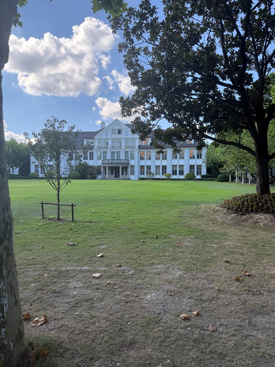 ssabirov's tweet image. Учеба началась. Причем в одном уважаемом мире Фуданьском университете (г. Шанхай) На первом курсе начал учиться еще один казахстанский студент по специальности Software Engineering В прошлом году это была специальность №1, сегодня ИИ. Количество первокурсников более 17 тыщ,Карл!