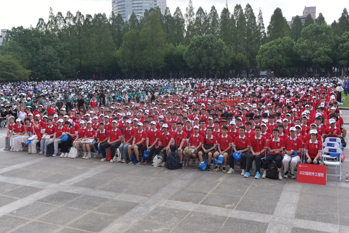 ssabirov's tweet image. Учеба началась. Причем в одном уважаемом мире Фуданьском университете (г. Шанхай) На первом курсе начал учиться еще один казахстанский студент по специальности Software Engineering В прошлом году это была специальность №1, сегодня ИИ. Количество первокурсников более 17 тыщ,Карл!