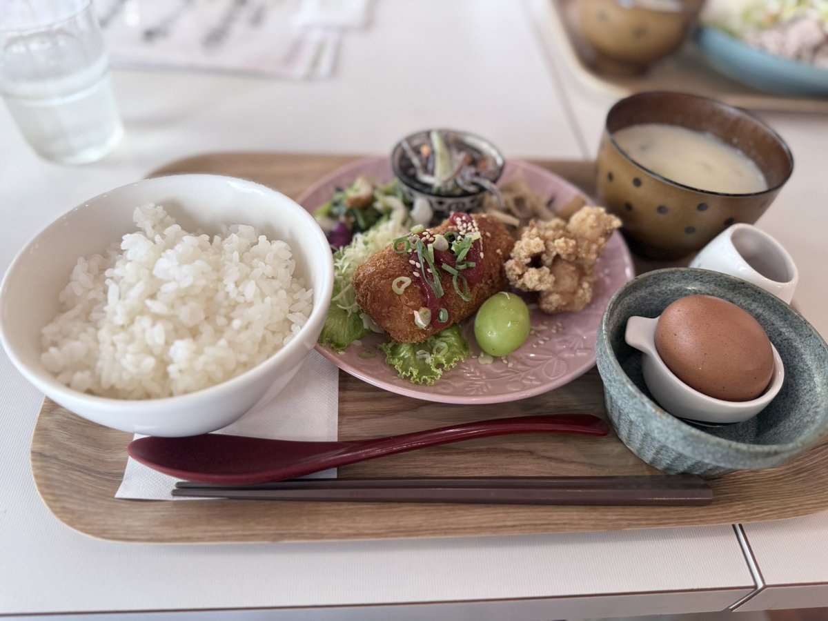 和カフェで蟹クリームコロッケ。生卵かけご飯