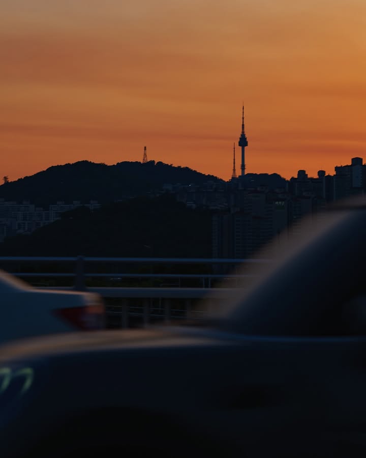 09ef3a3a89764d8's tweet image. 夕陽が空を赤く染め、優しい光が大地に降り注ぎます。🌅✨