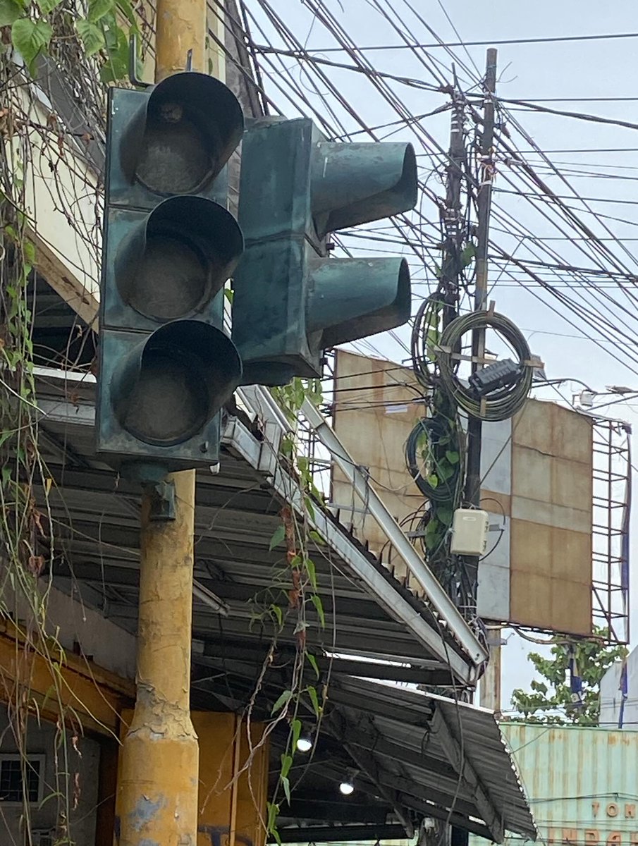 Indramayu_Post's tweet photo. 🚦 WASPADA!
Lampu merah Jatibarang diketahui tidak berfungsi sejak kemarin. Kondisi ini sangat membahayakan pengendara yang melintas karena lalu lintas jadi tidak teratur.

Mohon kepada pihak terkait segera melakukan perbaikan, demi keamanan dan kenyamanan pengguna jalan. 🙏 https://t.co/fqOJIoIll9
