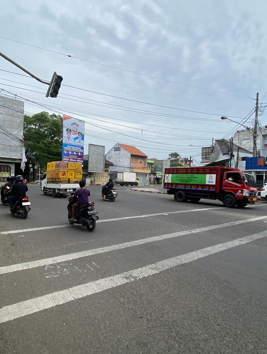 Indramayu_Post's tweet photo. 🚦 WASPADA!
Lampu merah Jatibarang diketahui tidak berfungsi sejak kemarin. Kondisi ini sangat membahayakan pengendara yang melintas karena lalu lintas jadi tidak teratur.

Mohon kepada pihak terkait segera melakukan perbaikan, demi keamanan dan kenyamanan pengguna jalan. 🙏 https://t.co/fqOJIoIll9