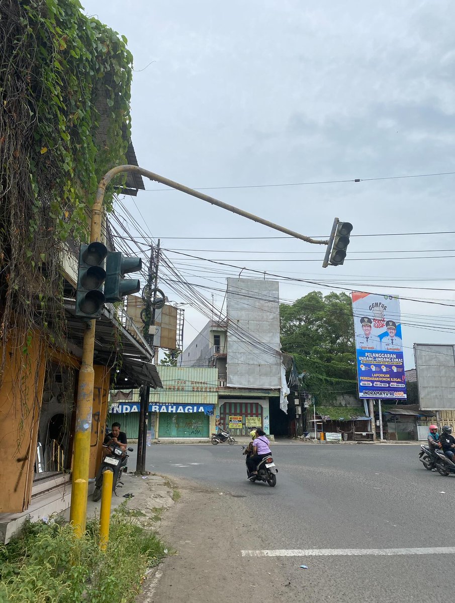 Indramayu_Post's tweet photo. 🚦 WASPADA!
Lampu merah Jatibarang diketahui tidak berfungsi sejak kemarin. Kondisi ini sangat membahayakan pengendara yang melintas karena lalu lintas jadi tidak teratur.

Mohon kepada pihak terkait segera melakukan perbaikan, demi keamanan dan kenyamanan pengguna jalan. 🙏 https://t.co/fqOJIoIll9