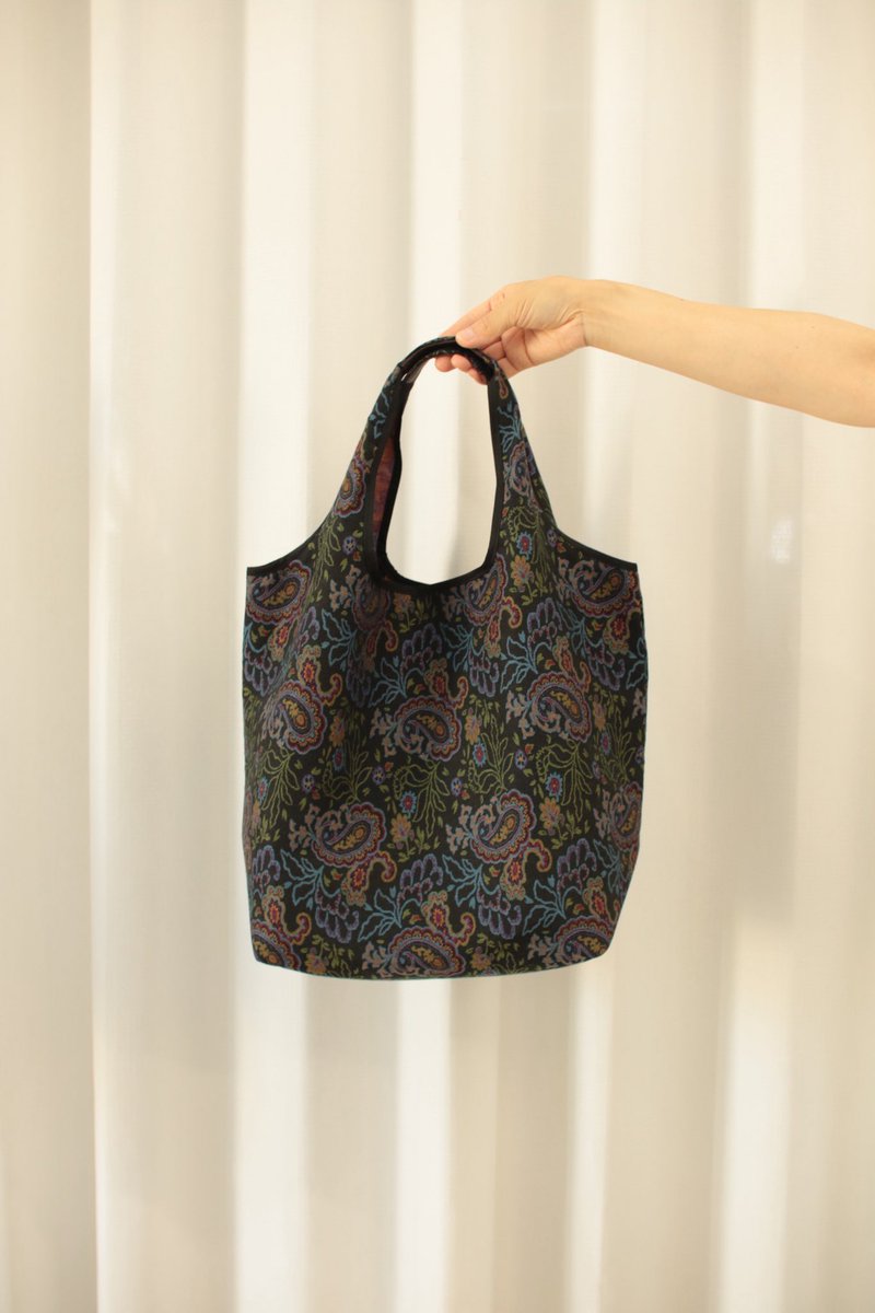 "Paisley marche bag"

new color
"Black"

オリジナルのペイズリー柄のジャカード生地でつくったマルシェバッグです。
よこ糸に6色を使っており、様々な色の組み合わせを変えてより複雑な見え方となっています。

ジャカード織物ならではの技術です。