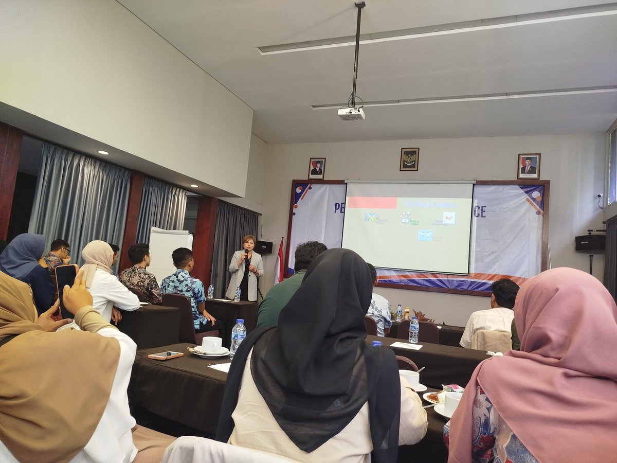 Mengikuti pelatihan Management Services at Hotel Puri Residence Bandung