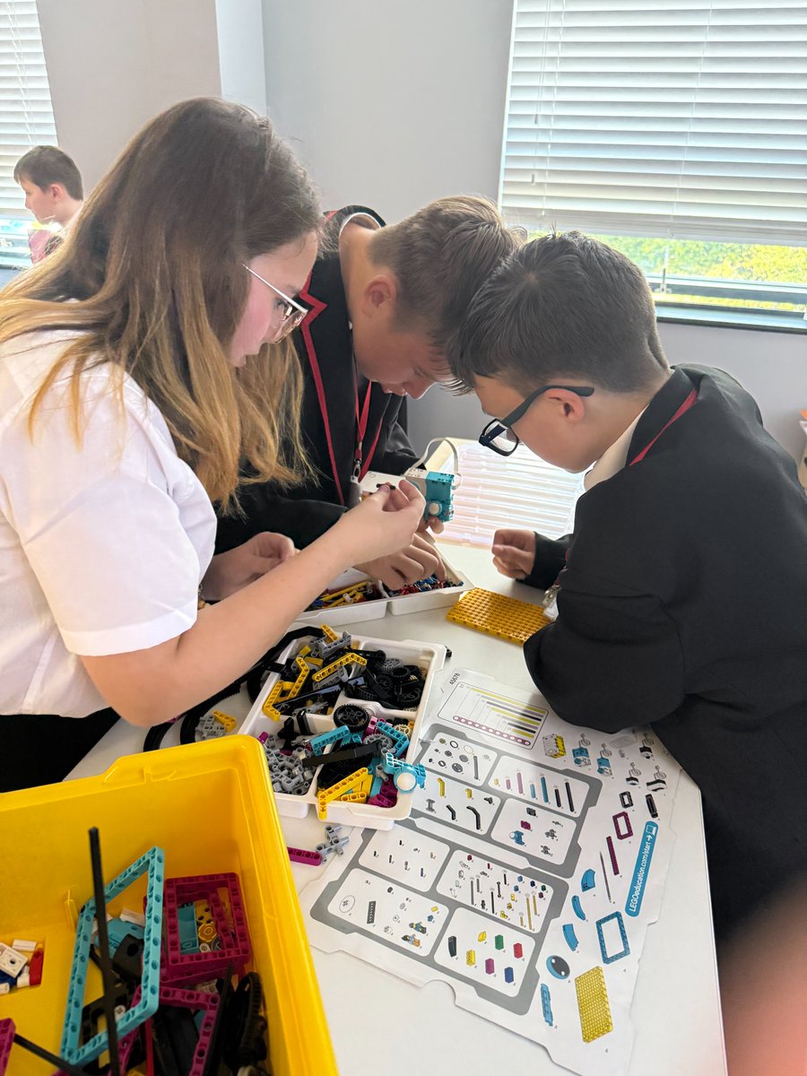 TASEComputing's tweet image. LEGO League Involve Club is off to a flying start! Students are totally engrossed in designing, building, and coding their robot — creativity and teamwork in action! 🤖✨ #TASEComputing