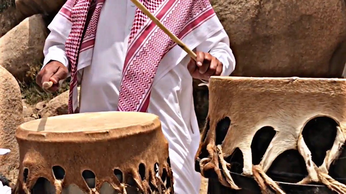 ahmad_helali's tweet photo. الزَّيْر 
ليس مجرد لفظ في #لهجات_القرى في الحجاز والمنطقة الجنوبية، بل فضاء واسع للمرح والمتعة والحماسة، وطاقة ساخنة تتفجر على دويّه الأرواح والأجساد، وإن كانت هذه المعاني متحققة جزئيا اليوم، لكنها عند الآباء والأجداد جزء بسيط مما يشعرون به حين يسمعون صوته.

في هدوء الليالي الحالكة، يسمع أحدهم الزير، فلا يملك إلا أن يسري، تركل نفسه أعذار الظلام والهوام والجن والشوك والأهوال، يقول الشاعر على طَرق اليماني:
سلام يازيراً سمعنا دويَّه
كما دويّ السيل
وانا عنُه تَلّه

والله لو جا خبره من عشيّه
ما كان شوك الليل
في قدمي كله 

تلة: مسافة ليست قريبة، لكنه سرى في الظلام، وكان يتحسّف أنه لم يسمع عن الخبر قبل الظلام، وإلا لما عرّض أقدامه الحافية للشوك.
ومثل هذا التعبير كثير في أشعارهم، وقد لفتني منها أن يتورعون عن الزير رغم تعلقهم في رمضان، فيبلغ الاشتياق مداه، وقد عبر الشاعر عيسى بن حنيش الهلالي عن ذلك على لون الهُرموج:

يازير عيّدنا ونبغي لك العيد
لك موجباتٍ علينا

لو كان صوتك سدّ خبت المساعيد
لاقول هيَّا سرينا 

بعد أن عيدوا، بقي أن يُعيّد الزير، فله واجب على محبيه، والشاعر في قمم #جبل_عفف الشاهق، ولو سمع صوت الزير وراء خبت قبيلة المساعيد البعيدة عنه لسرى في الليل الأسود.

وهم لا يبالون بالسهر، ومواصلة الكدح اليوم التالي دون أن تأخذ أجسادهم قسطها من راحة النوم، يقول الشاعر على طرق اليماني:
يازير شُلّ الصوت من كل قبعه 
واصبر على النبعه 
من ساطي الاكفافي

من شاعراً معروف ما اختلّ طبعه
لين تغرُب السبعه 
من فوق الاشعافي 

شُل الصوت: تعبير شائع وأثير، يرتبط برفع صوت الصفوف، ومنه جاء لفظ الشيلة، حين يشيل الراقصون بأصواتهم آخر بيت من قصيدة الشاعر.
النبعة: هي الأعواد التي يضربون بها الزير، والسبعة: نجم الدب الأكبر، فغروبها وقت صلاة الفجر.

حين نلقي نظرة على حياتهم الرتيبة القلقة، ستتجلى لنا محركات هذا الشغف، فهم في كدح ونَصَب من الصباح حتى الليل، ناهيك عن تمكن الخوف والترقب، بسبب الصراعات الدامية مع محيطهم، ولا توجد نافذة واحدة يُرفّهون فيها عن أرواحهم المتعبة إلا حفلات الزير التي تكون غالبا في مناسبات الزواج أو الختان، وهي النافذة اليتيمة التي يعبّرون فيها عن ذواتهم، ويطلقون الطاقات الكامنة في أجسادهم المنهكة من الكدح الجاد، وأرواحهم التي فراها القلق.
إن حفلة الزير موسم التخلُّص من الهموم والعُقد النفسية، موسم اهتزاز الأجساد، وإطلاق الصيحات المكبوتة، وانطلاق الأرواح في فضاءات الفرح، يتحدى الأقران بعضهم، ويباري الشباب الكبار، وتختلط ضحكاتهم على توقيع خطواتهم المنضبطة على إيقاع الزير، في حبور لا يمكن أن نقارنه بحالنا اليوم؛ لكثرة نوافذ الترفيه، وما نعيشه من رخاء وأمن.
أضف إلى ما تقدم بُعدا آخر، حيث تنكشف للكبار قدرات الشباب ومهاراتهم، فيطمئنون إلى قوتهم ونشاطهم وحماستهم، فهم من يعوّلون عليهم في العَمار وحماية الذمار، فكأن تلك الحفلات طقس عبور مصغر، تُستعرض فيه الطاقات والقدرات والمهارات.

لا تستغربوا، الطاقة التي تتولد في أجساد كبار السن اليوم، فينهضون من كراسيهم ويتحاملون على أوجاع الرُّكب والظهور؛ فقد أحيا صوت الزير في أعماقهم تلك المشاعر والذكريات، فعادت الطاقة مؤقتا، ثم سيعودون إلى رتابة كراسيهم، وربما لم تتأذ أرواحهم من كل نفوذ الصحوة كما تأذت من محاولات تحريم الزير، فلم يستجب لتلك الدعوات إلا أقل القليل منهم، ثم أعرضوا عن دعوات اجتنابه؛ لأنه متغلغل في وجداناتهم، وهو المركز الذي تتمحور حوله جل فنونهم الشعرية.

#من_ذاكرة_القرية 
#عابل_سبير