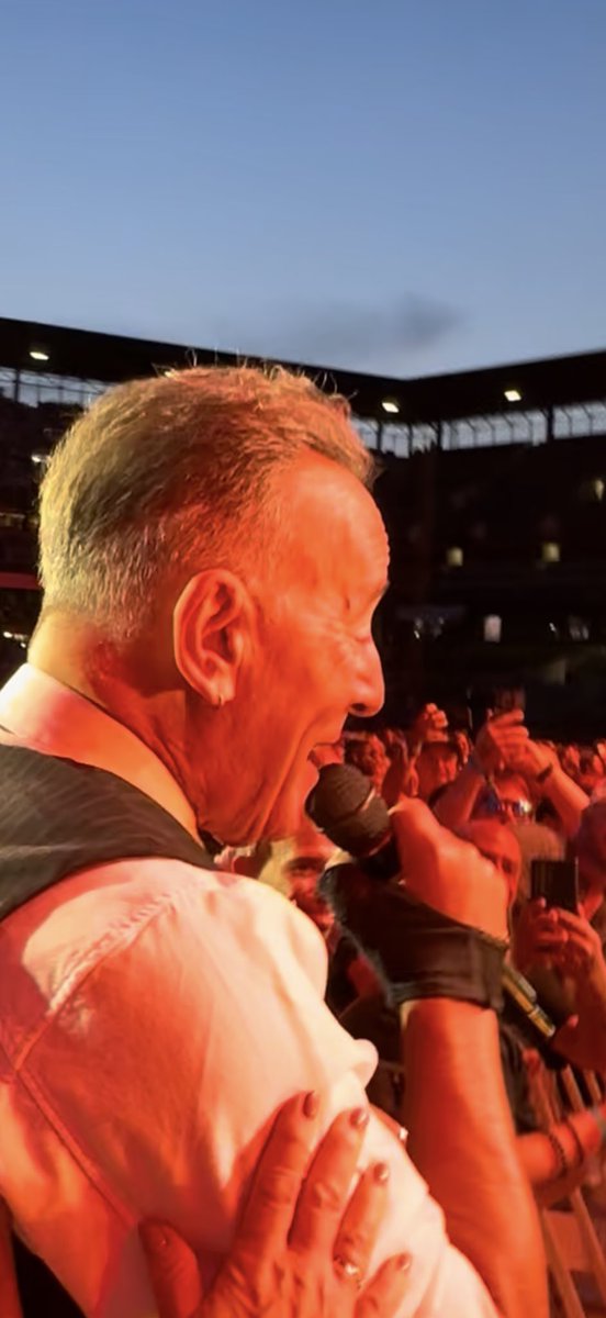 BDoltri's tweet image. This is when Bruce sits on you.

❤️🎸🇺🇸🎷🇮🇹❤️🚂❤️

My 📸 from PIT, at Oriole Park at Camden Yards, Baltimore, MD, 🇺🇸, on 9/13/‘24.

#FromItalyForBruce 
#SpringsteenTour2024
#SpringsteenTour2025
#LOHADTour
#BruceSpringsteen
#Springsteen
#19Settembre
#September19