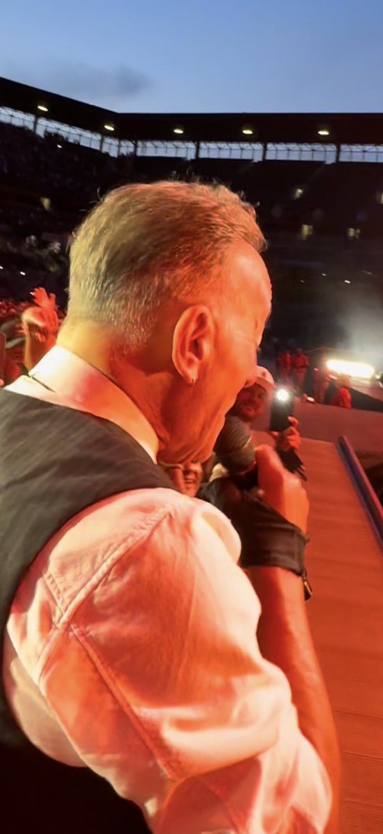 BDoltri's tweet image. This is when Bruce sits on you.

❤️🎸🇺🇸🎷🇮🇹❤️🚂❤️

My 📸 from PIT, at Oriole Park at Camden Yards, Baltimore, MD, 🇺🇸, on 9/13/‘24.

#FromItalyForBruce 
#SpringsteenTour2024
#SpringsteenTour2025
#LOHADTour
#BruceSpringsteen
#Springsteen
#19Settembre
#September19