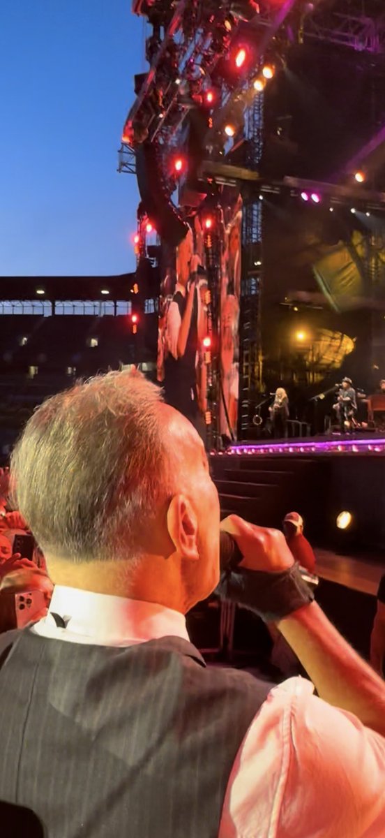 BDoltri's tweet image. This is when Bruce sits on you.

❤️🎸🇺🇸🎷🇮🇹❤️🚂❤️

My 📸 from PIT, at Oriole Park at Camden Yards, Baltimore, MD, 🇺🇸, on 9/13/‘24.

#FromItalyForBruce 
#SpringsteenTour2024
#SpringsteenTour2025
#LOHADTour
#BruceSpringsteen
#Springsteen
#19Settembre
#September19