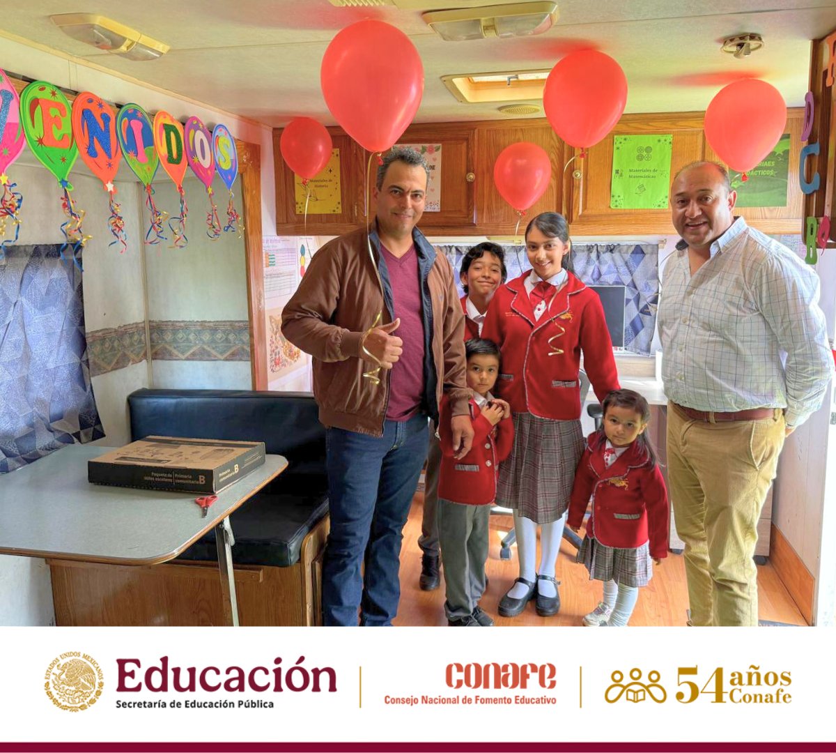 conafe_edomx's tweet photo. El Lic. Marco Antonio Reyes, Coordinador Territorial del CONAFE Edoméx, visitó la comunidad de Atención Educativa a Población Circense ✏️📚.
🚐🏫 Se entregaron útiles escolares y auxiliares didácticos, y se inauguró un aula móvil del Programa La Escuela es Nuestra. https://t.co/X1mAjWf0OX