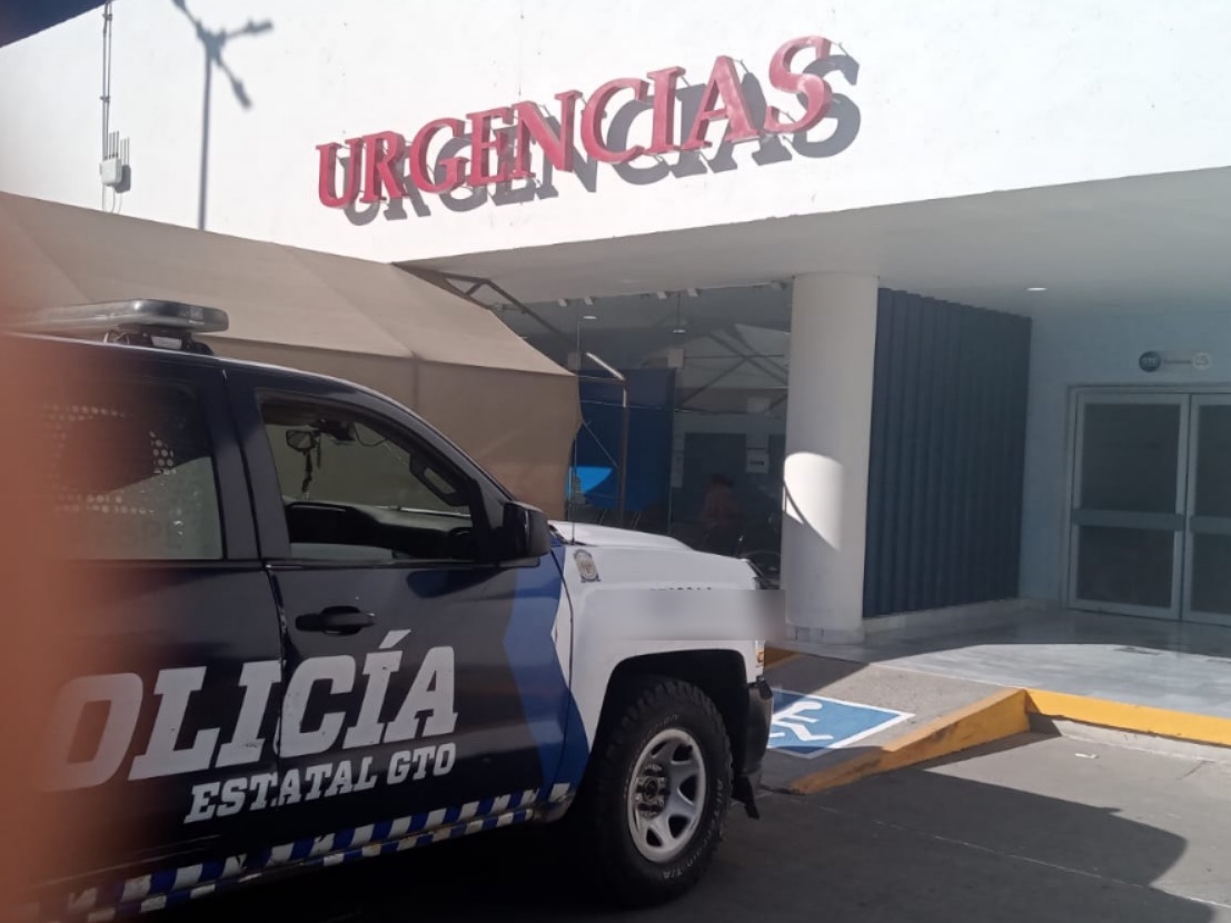 MauroGonzalezMa's tweet photo. En la carretera Silao–San Felipe, una madre desesperada cargaba en sus brazos a su pequeña de tan solo 3 años, mordida por una víbora de cascabel. En ese instante, encontró a la Policía Estatal de Caminos, quienes sin dudarlo la escoltaron de inmediato hasta el Hospital de Silao para que recibiera la atención médica que podía salvarle la vida.
En la Secretaría de Seguridad y Paz  creemos que la seguridad no solo se mide en números, sino en gestos humanos que hacen la diferencia. Cada minuto contado fue un recordatorio de que estamos aquí para proteger, pero también para acompañar.
Deseamos la pronta recuperación de la pequeña Dana Aide. La seguridad se construye con firmeza, pero también con solidaridad y humanidad.
