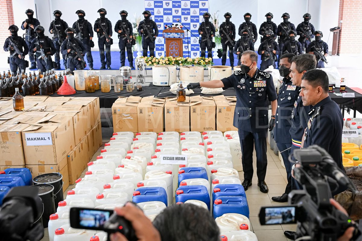 PDRM TUMPASKAN SALAH SATU SINDIKET DADAH TERBESAR NEGARA

Jabatan Siasatan Jenayah PDRM Bukit Aman berjaya merampas dadah bernilai RM 589 Juta dan boleh membekalkan dadah kepada 11.9 Juta pengguna jika terlepas ke pasaran dan jalanan

Dadah itu ialah jenis Ecstasy atau MDMA