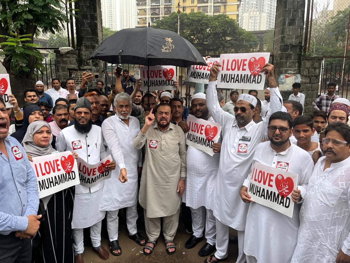 abuasimazmi's tweet image. &quot;की मोहम्मद ﷺ से वफ़ा तूने तो हम तेरे हैं,
ये जहाँ चीज़ है क्या, लौह-ओ-क़लम तेरे हैं।&quot;

“I Love Mohammad ﷺ”

#ILoveMohammad #Mumbai #Protest #Byculla #SamajwadiParty #AbuAsimAzmi