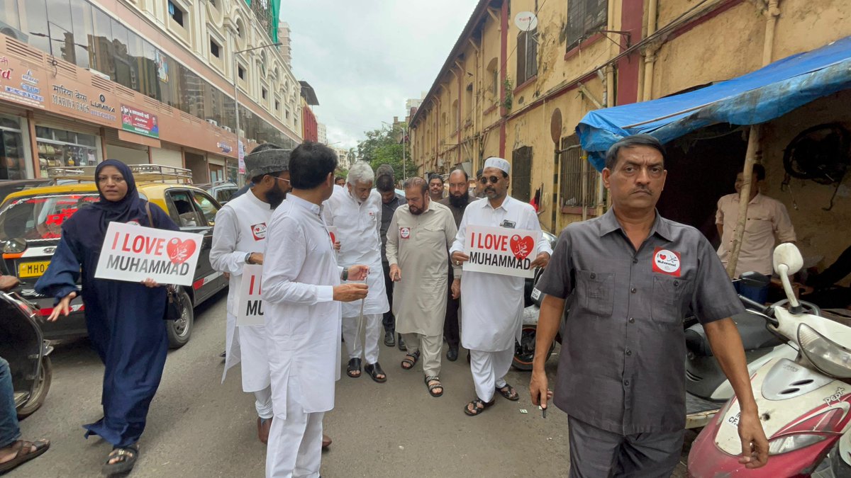 abuasimazmi's tweet image. &quot;की मोहम्मद ﷺ से वफ़ा तूने तो हम तेरे हैं,
ये जहाँ चीज़ है क्या, लौह-ओ-क़लम तेरे हैं।&quot;

“I Love Mohammad ﷺ”

#ILoveMohammad #Mumbai #Protest #Byculla #SamajwadiParty #AbuAsimAzmi