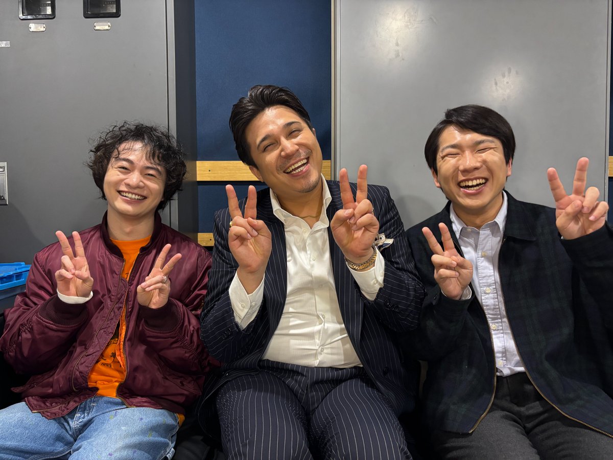blackshowman_mv's tweet image. ✭• #ブラックショーマン 🅿🅷🅾🆃🅾 •✭

#木村昴 さん #森永悠希 さん
#秋山寛貴 さん(#ハナコ) の
同級生コンビ！

真顔😐からの笑顔☺️
仲の良さが伝わってくるお写真📸

「幻脳ラビリンス」による
町おこしを企画している3人だが、
それぞれの思惑があるようで──？

🎥大ヒット上映中…