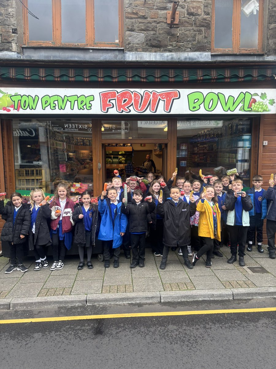 tonpentrejunior's tweet photo. A lovely morning getting out morning snack at The Fruit Bowl for #SNACKTEMBER
Gareth was so welcoming and we practised our new welsh phrases to order and pay for our fruit.
Da iawn pawb! All pupils were beautifully behaved and polite โบ๏ธ
๐๐ซ๐๐ฅ๐๐๐๐๐๐๐ https://t.co/nbtuWn0fOs