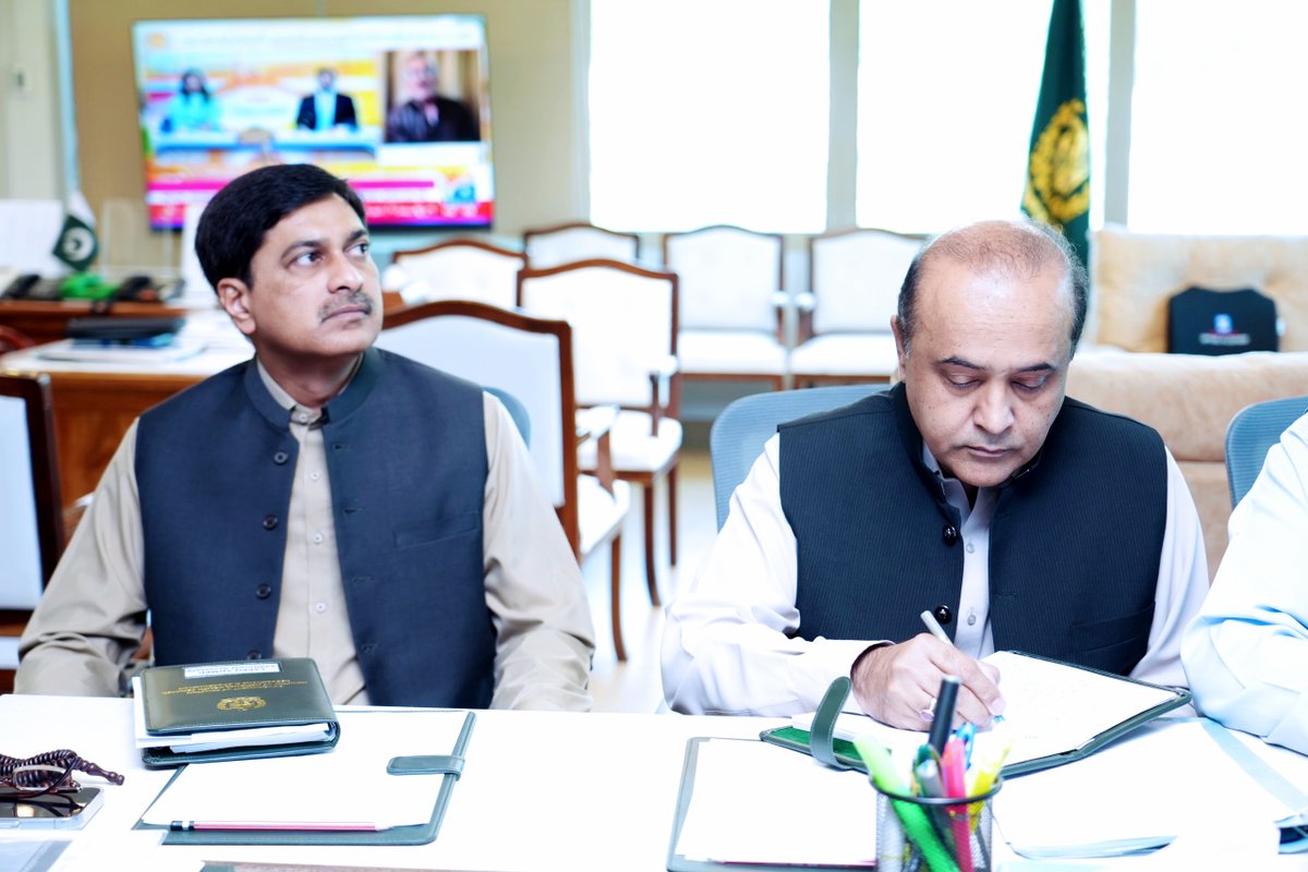 وفاقی وزیرِ صحت سید مصطفیٰ کمال کو قومی صحت و آبادی پالیسی 2026-2035 پر تفصیلی بریفنگ دی گئی، جس میں سیکریٹری صحت، ڈی جی ہیلتھ، ڈائریکٹر برائے وفاقی وزیر اور دیگر اعلیٰ حکام شریک تھے۔ اس پالیسی کا مقصد پاکستان کے صحت کے نظام کو جدید خطوط پر استوار کرنا، آبادی کے بڑھتے ہوئے دباؤ