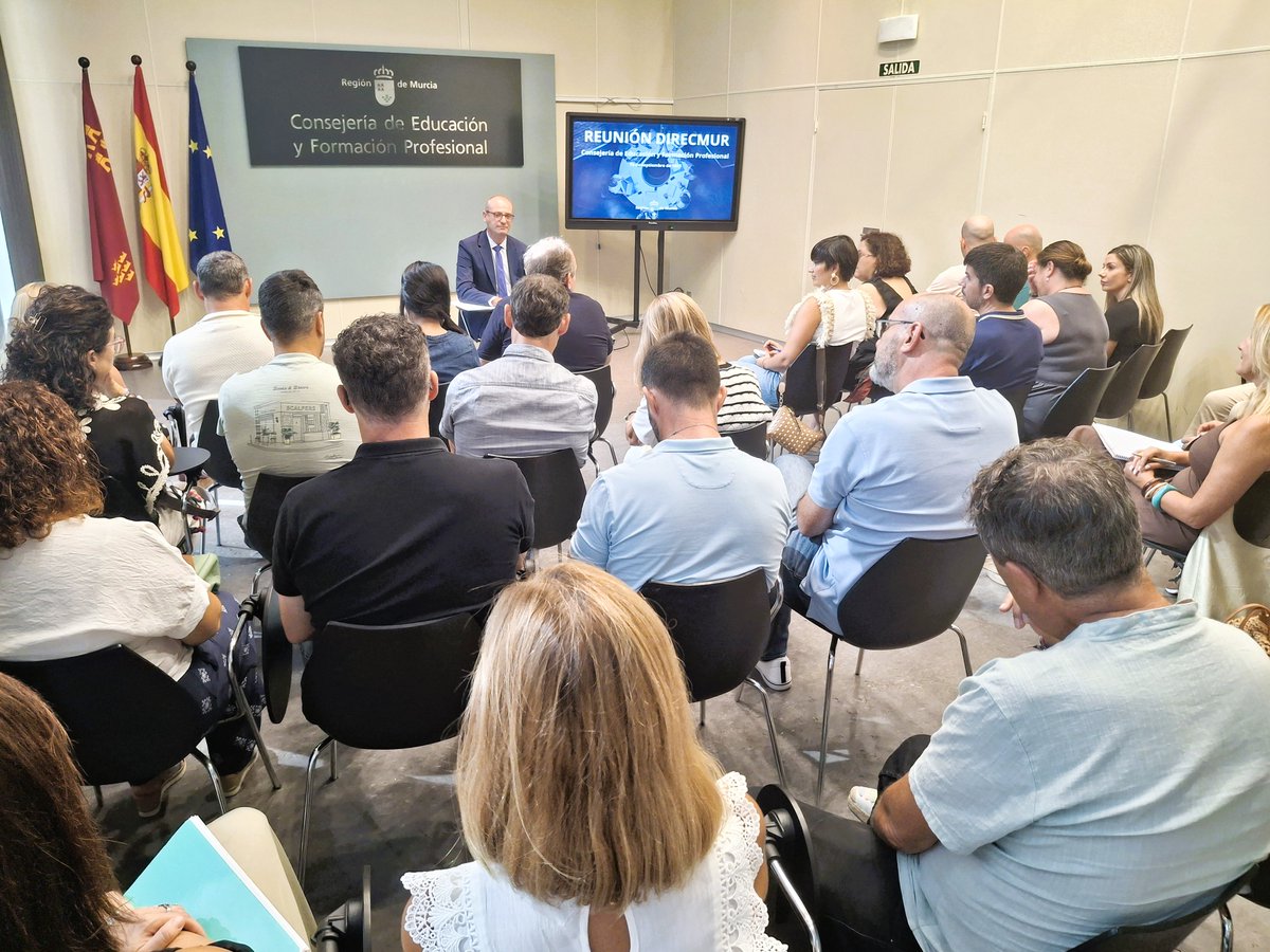 👨‍🏫Reunión de trabajo del consejero <a href="/VictorMarinNav/">Víctor Marín Navarro</a> con <a href="/direcmur/">DIRECMUR</a>  para analizar el comienzo del curso escolar y los retos de 2025-2026.

#Educación #RegióndeMurcia #ComienzoCursoEscolar