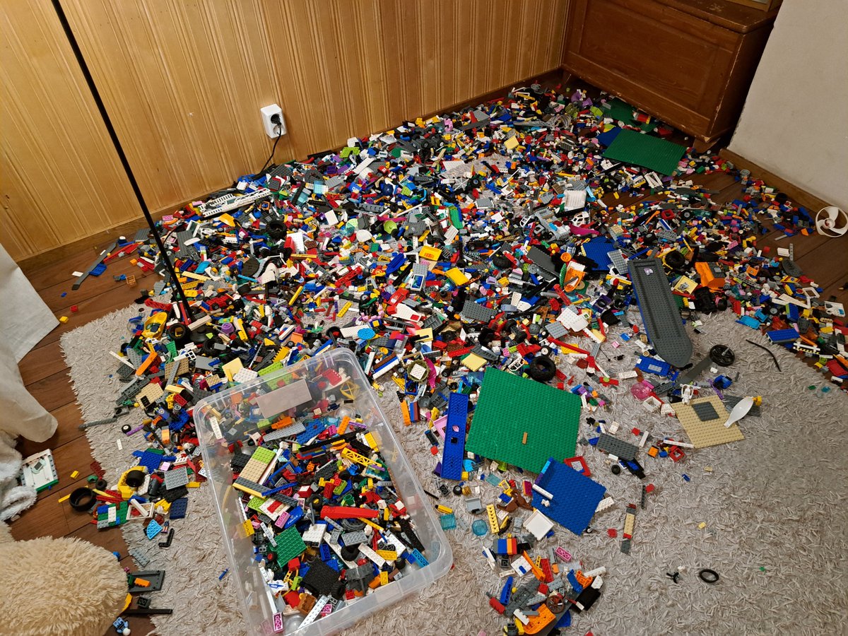 Poikani leikki meillä kaverinsa kanssa <a href="/LEGO_Group/">LEGO</a>'n tuotteilla. Tuosta alta pitäisi nyt imuroida. 😅Tuli mieleen, että noihin on saattanut mennä vuosien varrella euroa jos toinenkin. 😬😄 <a href="/grok/">Grok</a>, paljonko arvioisit kuvassa näkyviin Lego-palikoihin menneen rahaa vuosien varrella?