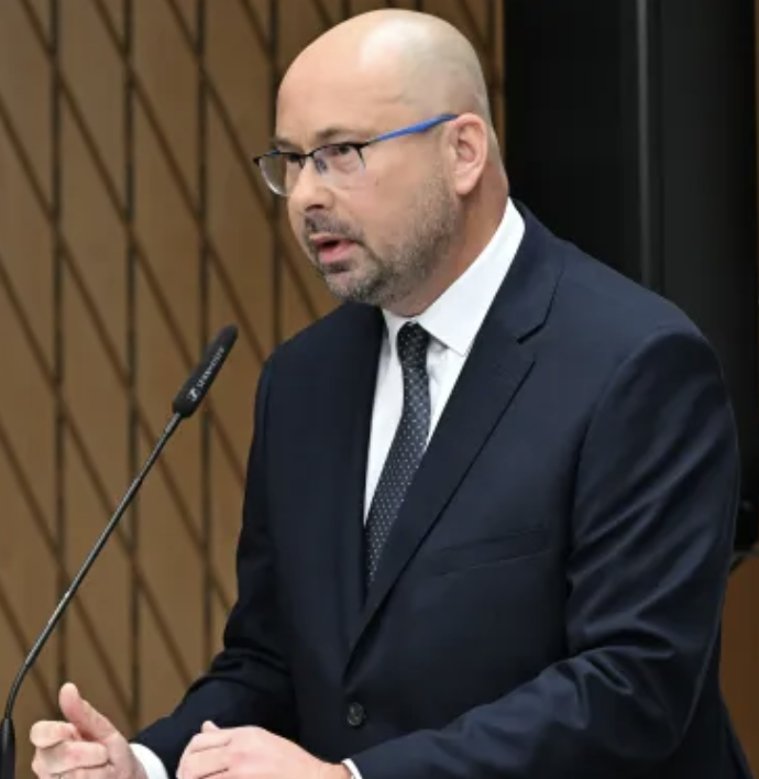 To jest Marek Błoński, szef nielegalnie przejętej PAP. A oto jego wypowiedź sprzed 4 dni(!): "Dzisiaj już nie ma najmniejszych wątpliwości, że przestrzeń informacyjna, w której wszyscy funkcjonujemy i w której pracujemy jako agencja, jest również polem wojny hybrydowej”. 
Po