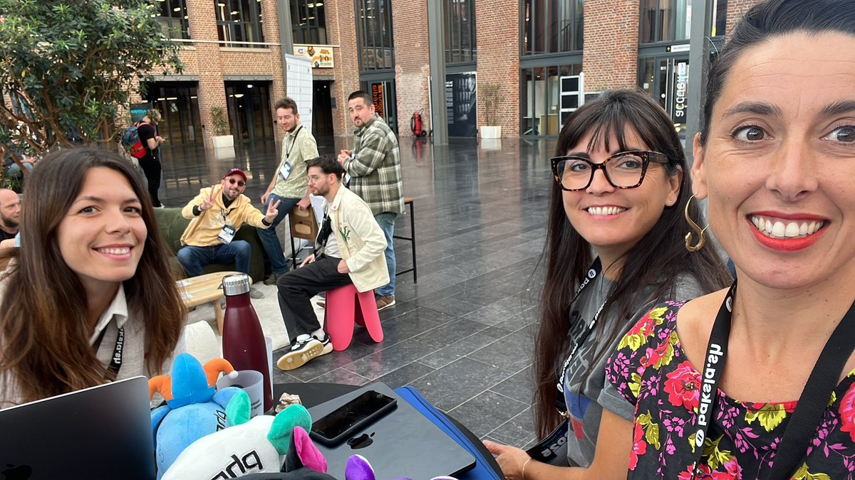 jlondiche's tweet image. J2 de l’#apiplatformcon ! L’équipe @JLRecrutement est toujours là pour échanger ! 

Hello @raphael_geffroy @jeremyFreeAgent @valmontpp ;)