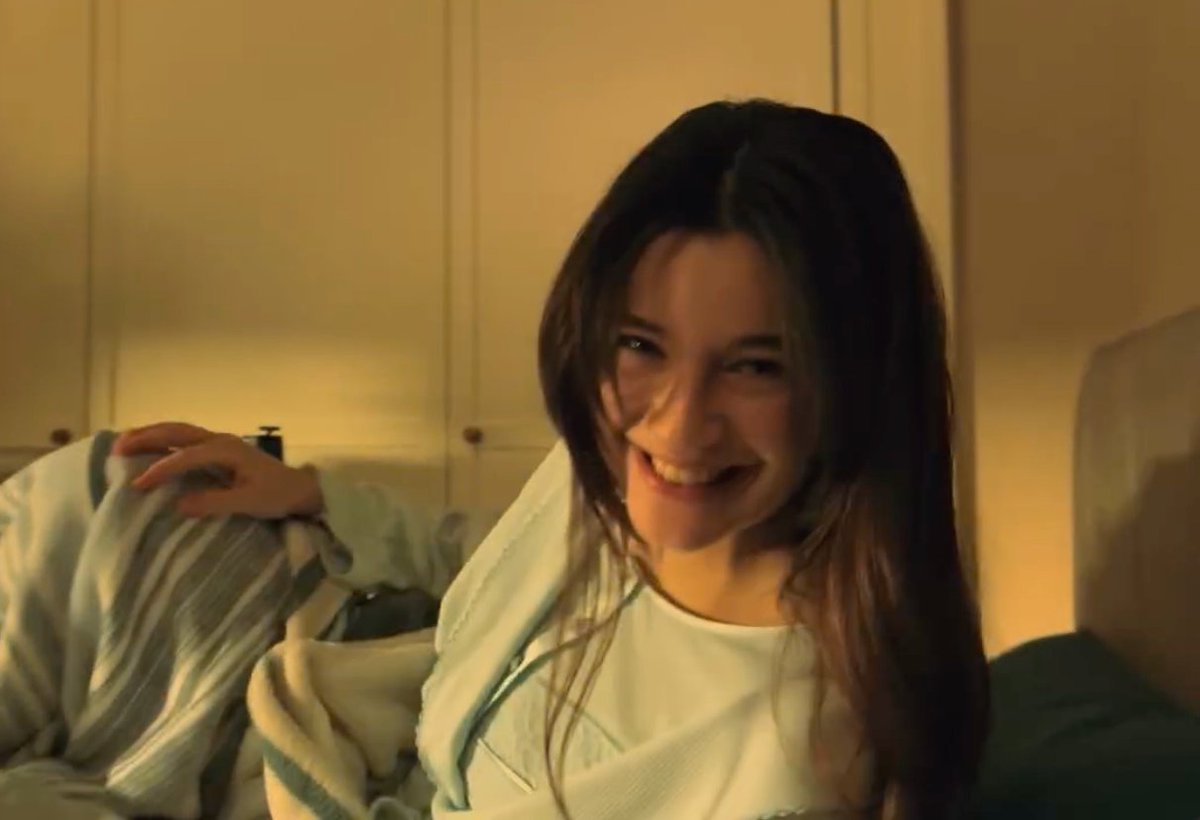 bacılar, bana göre olayın kostümle ya da kılık kıyafetle zerre alakası yok. Zeynep Güneş, benim gördüğüm en kötü giyinen dizi karakterlerinden biriydi ama aynı zamanda da en güzeliydi.  Mesele doğal güzellik ve enerji… Çuval giyse yakışır deriz ya o hesap 🔥🧡 #MinaDemirtaş