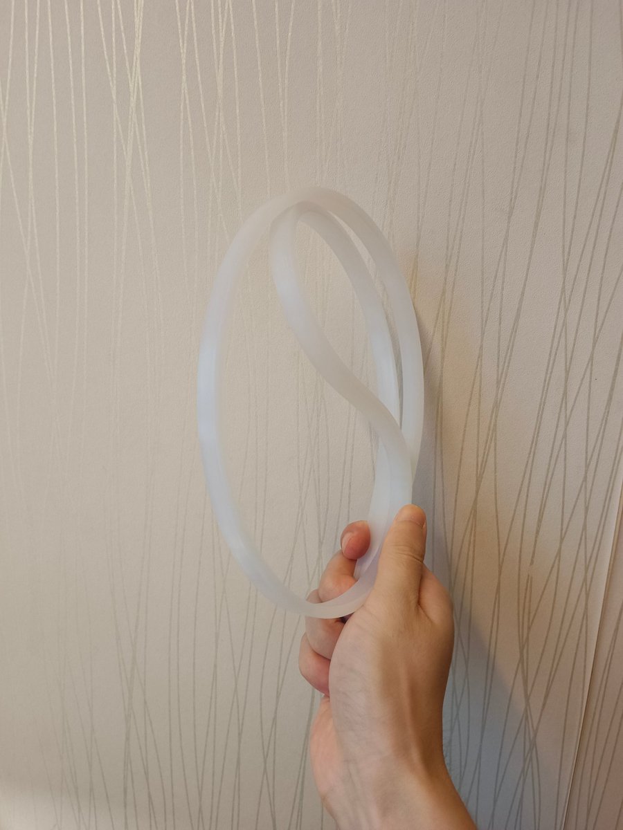 之前有女生说我那有点奶黄色的透明棒是热熔胶棒，后来又有个识货的说是霹雳棒，但从材质来讲就是牛筋尼龙棒呗

我前几天突然想到，圈里女生不是讨厌细长的工具么？因此为什么只用硅胶棒不用条状的呢？于是我当即去买了一根硅胶条，你们说是不是不但可以玩打屁股，这柔软有弹性的材料玩窒息也很趁手吧？