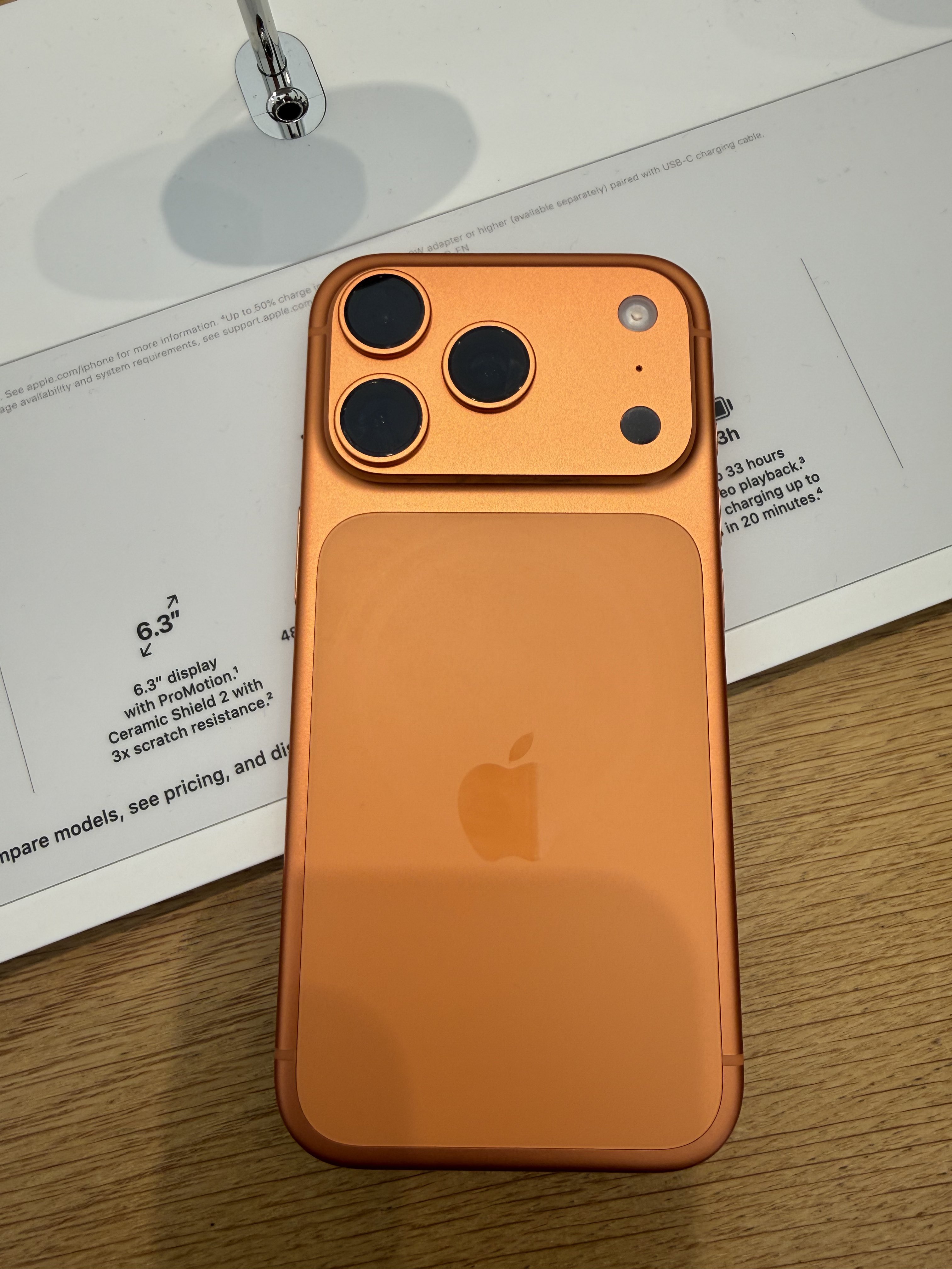 即郵送可】iPhone 17 Pro コズミックオレンジ カラバリにオレンジが