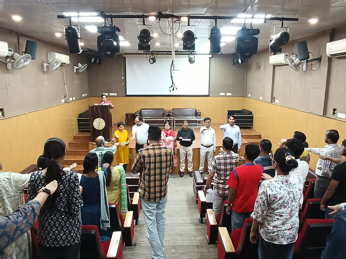 ‘’स्‍वच्‍छता ही सेवा है 5.0’’ के अंतर्गत आज दिनांक 19.9.25 को केन्‍द्रीय पुस्‍तकालय में श्रीमती पूजा शर्मा, पुस्‍तकालय एवं सूचना अधिकारी (प्रशा.) ने सारे स्‍टाफ एवं पाठकों को स्‍वच्‍छता की शपथ दिलवाई और अपने आस पास हमेश साफ-सफाई रखने की अपील की ।