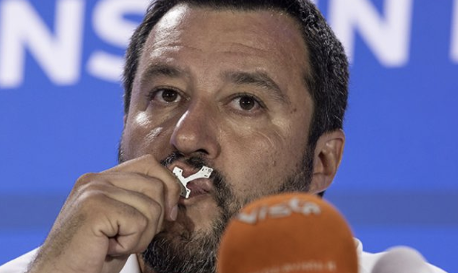 the_Max75's tweet photo. Prima bacia il crocefisso, poi bacia il culo di chi ha ucciso 20.000 bambini.

#Salvini #Gaza #GazaGenocide #Palestina #genocide https://t.co/kZ3pO7X2PJ