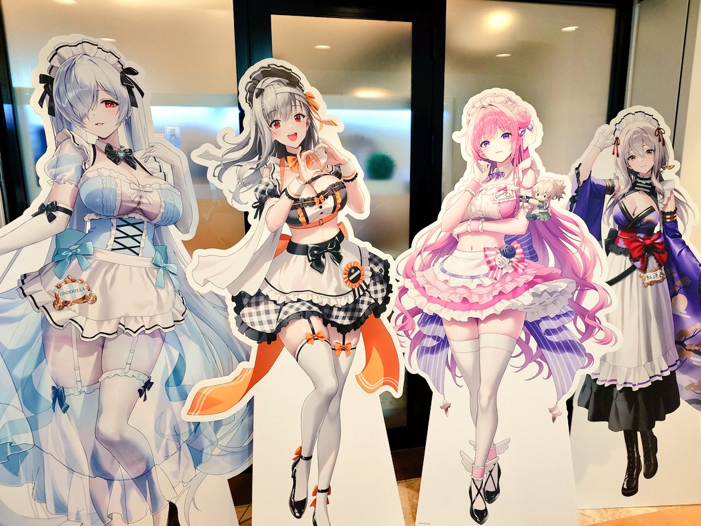 コラボカフェのエレベーター前が可愛いことになっとる！！さすがにこの時間は私含めて仕事帰りに推しを求めてきたであろう指揮官様も多いね〜みんな今週もお疲れ🫠
＃NIKKEとandGALLERY2nd