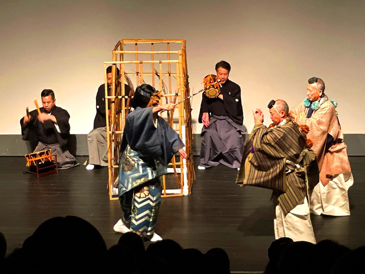 🐱パンフレット掲載🐱
兵庫県姫路市 #アクリエひめじ
「 #スマート能 」のパンフレットに
お能（ニャオ）絵巻
能「安達原」
ご掲載していただきました。能楽師ワキ方福王流 #江崎欽次朗 先生、誠にありがとうございました🙏これからもひとつひとつ大切に描いてまいります。
※撮影OKのお舞台です #能楽