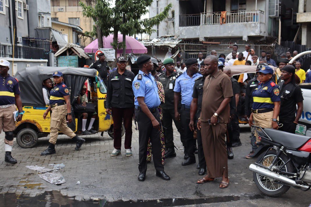 Mr_JAGs's tweet image. THE COMMISSIONER OF POLICE, LAGOS STATE COMMAND, CP OLOHUNDARE JIMOH, LEADS RESPONSE TO PROTEST AT SANDGROUSE MARKET; POLICE ARREST SUSPECT FOR MURDER AND ASSAULT

The Lagos State Police Command has arrested one Samsideen Oladiti ‘m’, popularly known as “Shamelon”, aged 55, in…