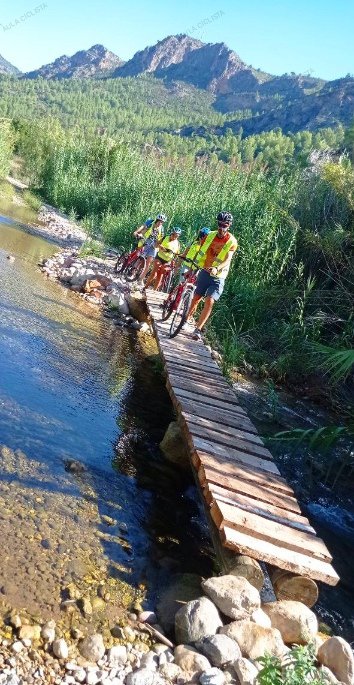 Imagina 🤔 un día cualquiera en cualquier gran ciudad de la #ComunitatValenciana, el alumnado de un cole bajándose de la 🚲#bici para cruzar a pie un largo paso de peatones de una gran avenida rodeados de 🚙🚗 vehículos a motor...

🚴🏻‍♀️#AulaCiclista en #Lludient, un paraíso natural