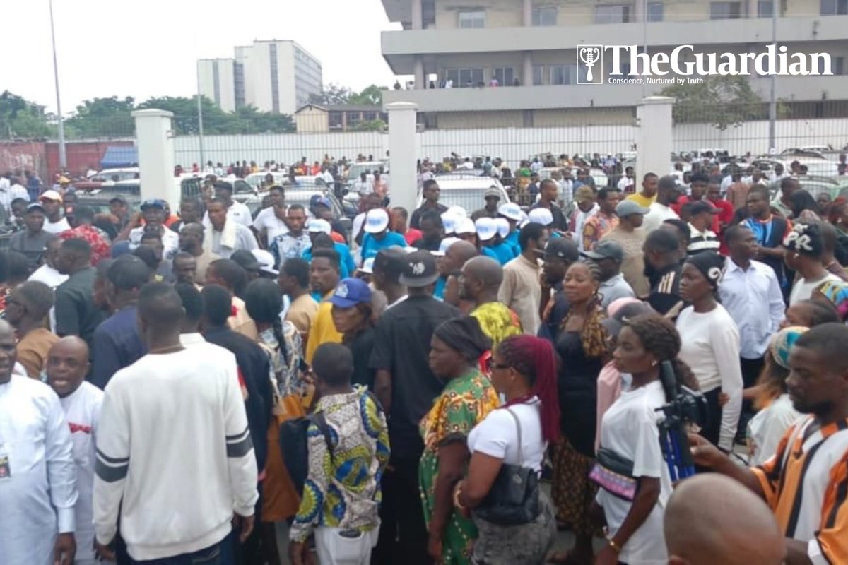 GuardianNigeria's tweet photo. Residents of Port Harcourt gathered at the airport this morning to welcome Governor Siminalayi Fubara. Though details remain unclear, signs point to his expected return to the state today.
Credit: X/Imranmuhdz
#SiminalayiFubara #EmergencyRule #RiversState https://t.co/m82qhlQaBG