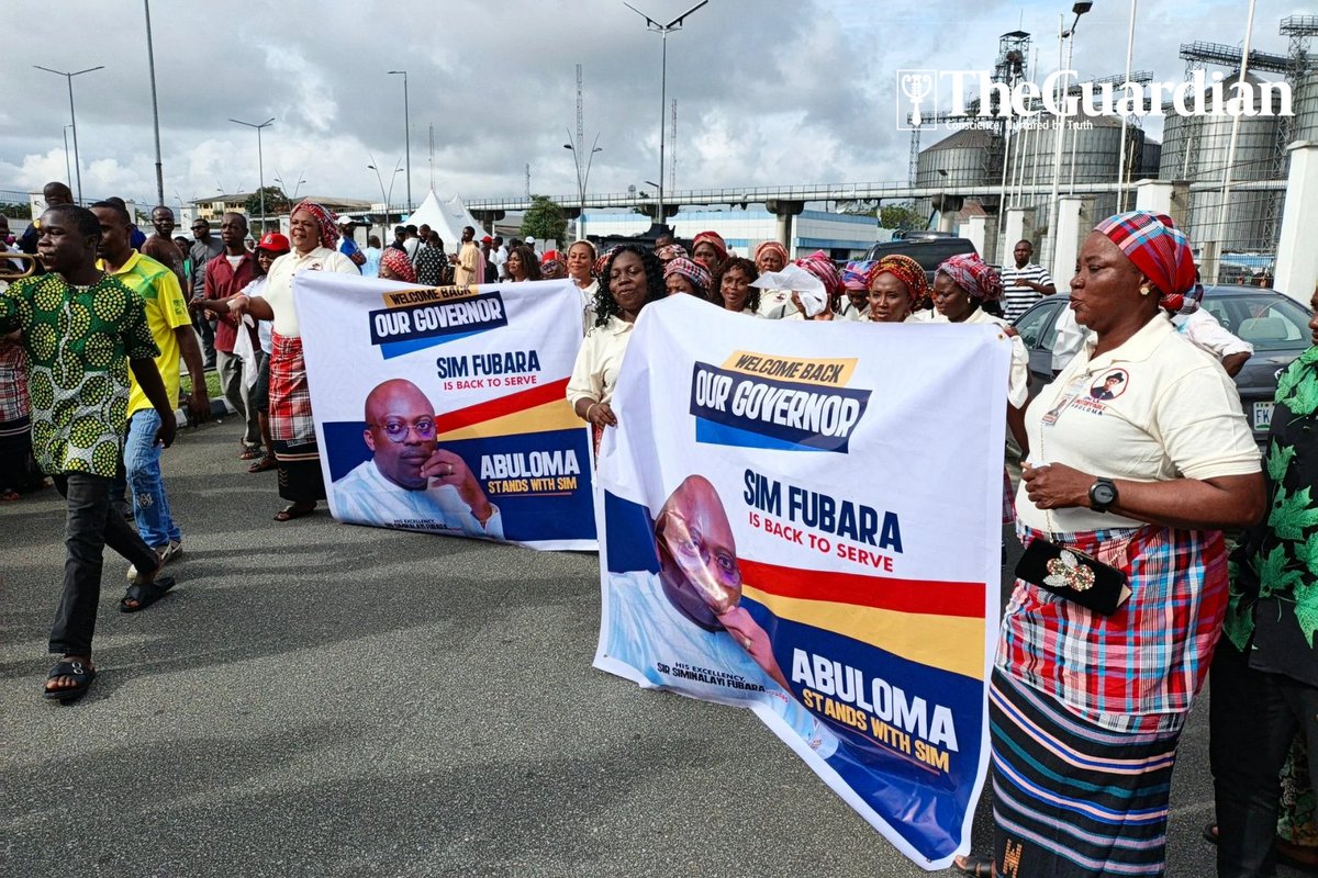 GuardianNigeria's tweet photo. Residents of Port Harcourt gathered at the airport this morning to welcome Governor Siminalayi Fubara. Though details remain unclear, signs point to his expected return to the state today.
Credit: X/Imranmuhdz
#SiminalayiFubara #EmergencyRule #RiversState https://t.co/m82qhlQaBG