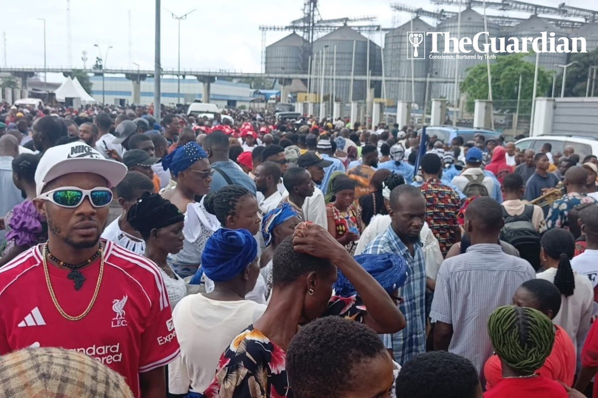 GuardianNigeria's tweet photo. Residents of Port Harcourt gathered at the airport this morning to welcome Governor Siminalayi Fubara. Though details remain unclear, signs point to his expected return to the state today.
Credit: X/Imranmuhdz
#SiminalayiFubara #EmergencyRule #RiversState https://t.co/m82qhlQaBG