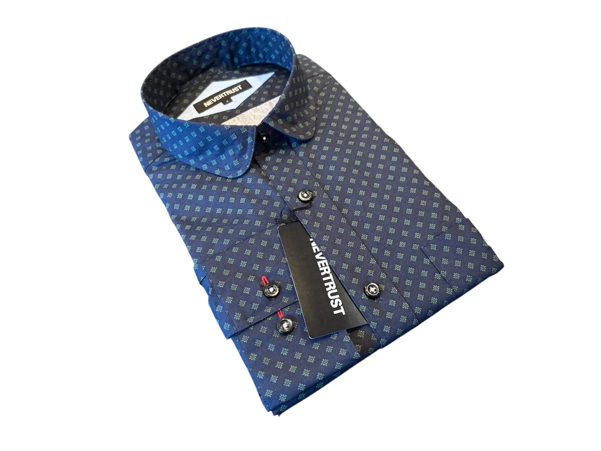 nevertrust_usc's tweet image. こちらは新入荷の、小紋柄シャツ。ネイビー地にグリーンの小花模様が映える一枚です。
小丸（ショートラウンド）襟のさりげないかわいらしさと、隠しボタンダウンのディテールが、カジュアルからクラシックな着こなしまで幅広く引き立てます。

nevertrust.thebase.in

#nevertrust
#ネバートラスト